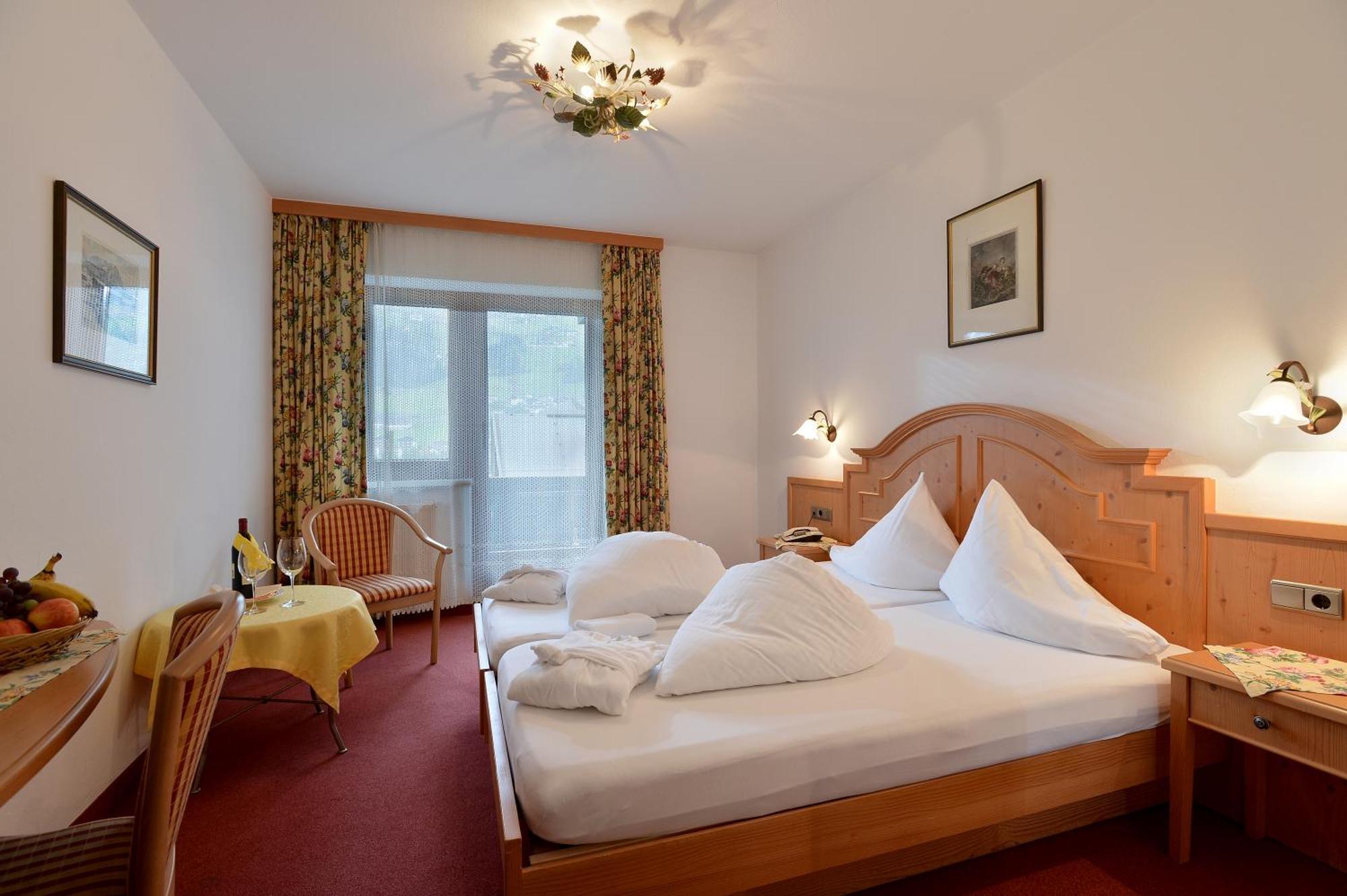 Hotel Schwarzer Adler Hippach Room photo